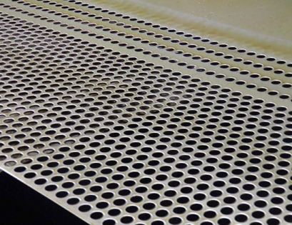 沖孔網在(zai)柴油機散(sàn)熱器上的(de)應用