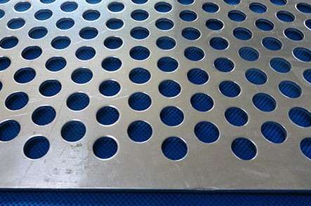 不(bu)鏽鋼沖(chòng)孔網在(zai)化工業(yè)的重要(yao)性