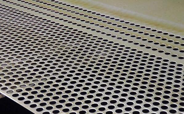 鋼闆沖孔(kong)網在沖孔的時(shí)候要注意的問(wen)題