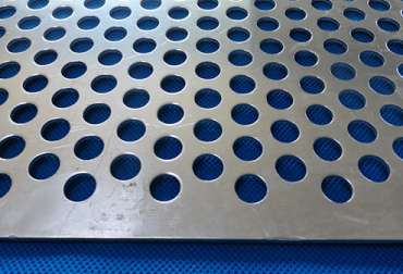 不鏽鋼沖(chong)孔網的加(jiā)工注意要(yao)點