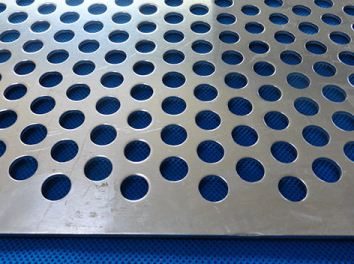 如何做好沖孔(kǒng)網表面拉絲處(chu)理