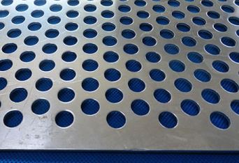 如(rú)何保證不鏽鋼(gāng)沖孔網的平整(zhěng)度